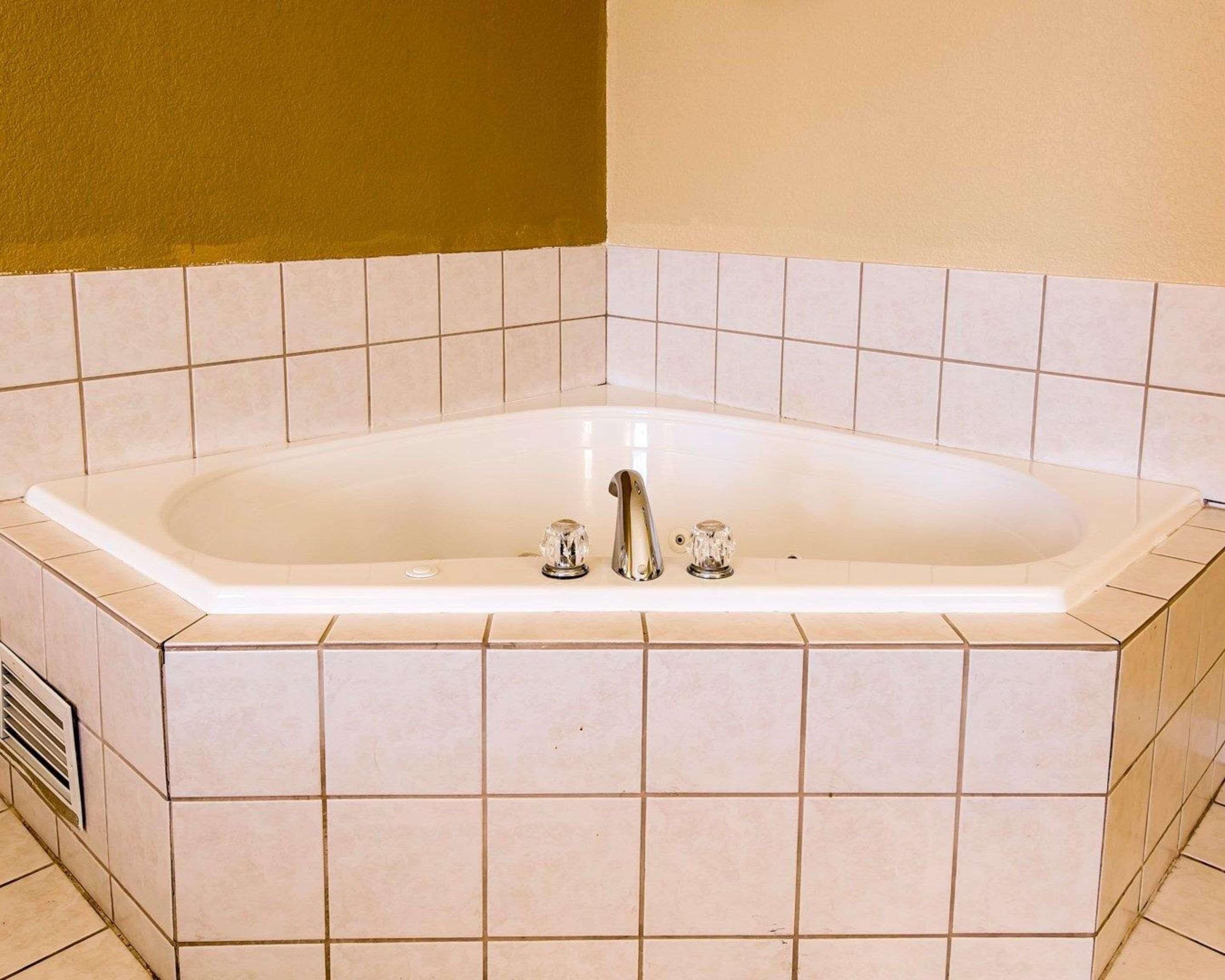 Quality Inn & Suites Bethany Buitenkant foto