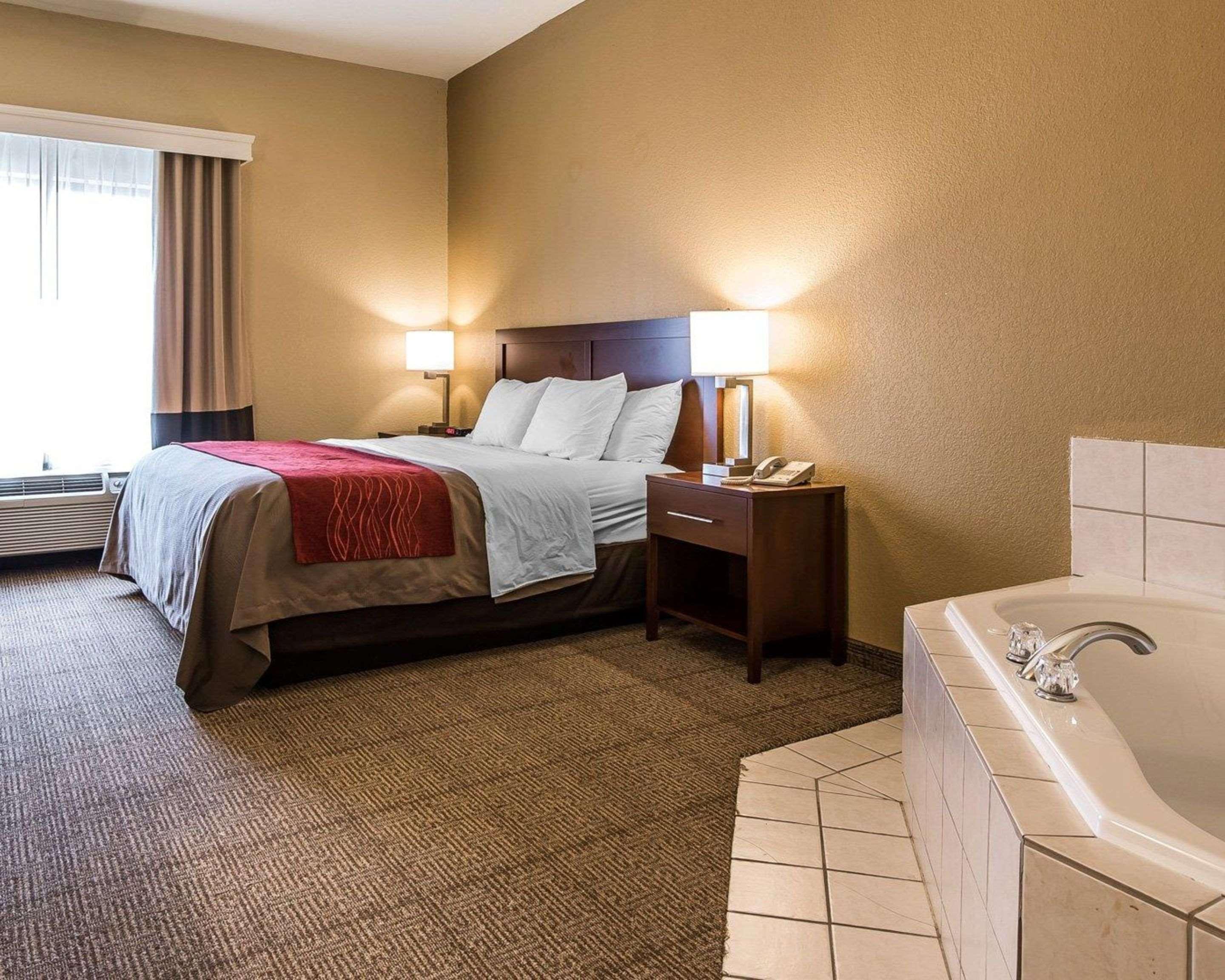 Quality Inn & Suites Bethany Buitenkant foto