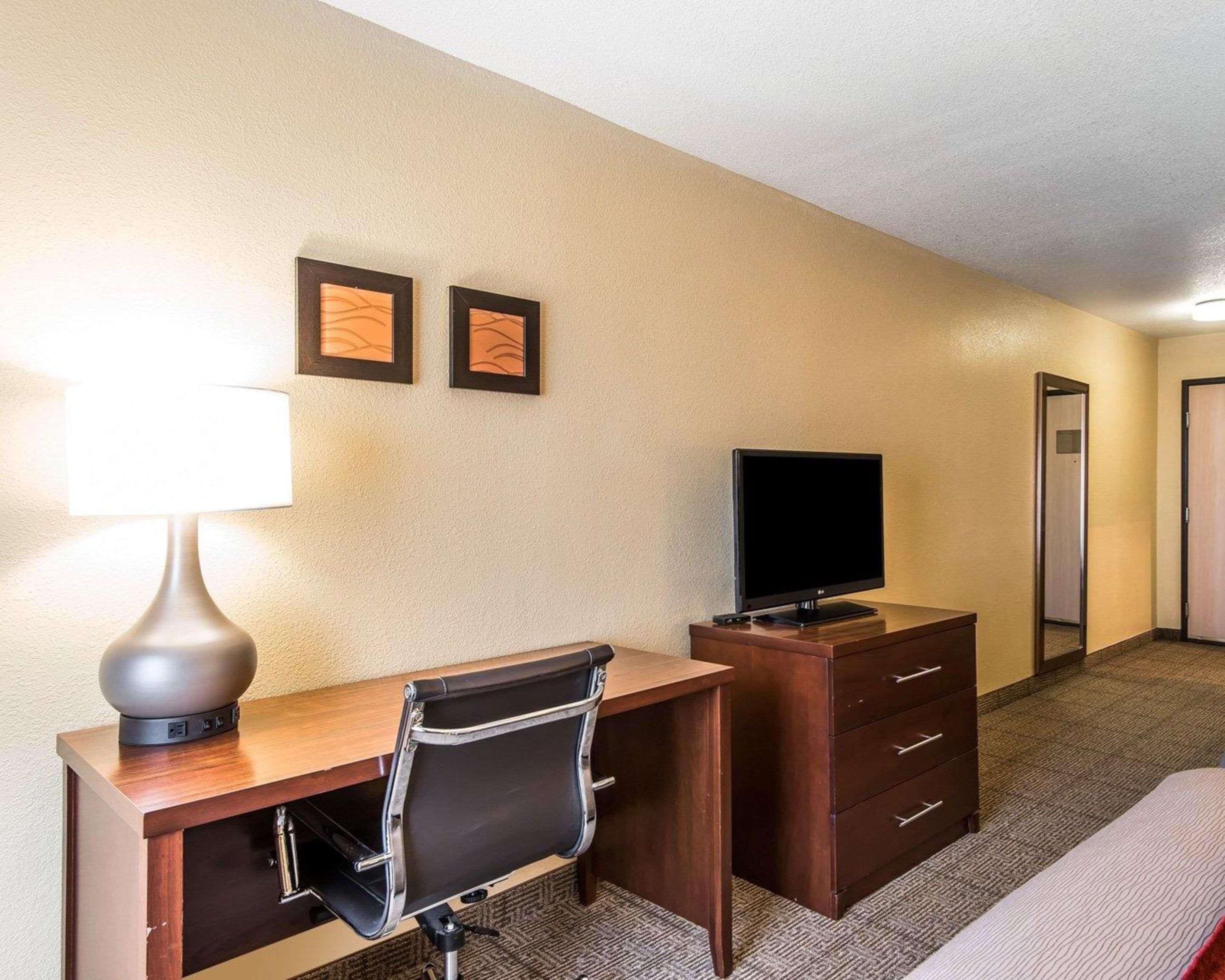 Quality Inn & Suites Bethany Buitenkant foto