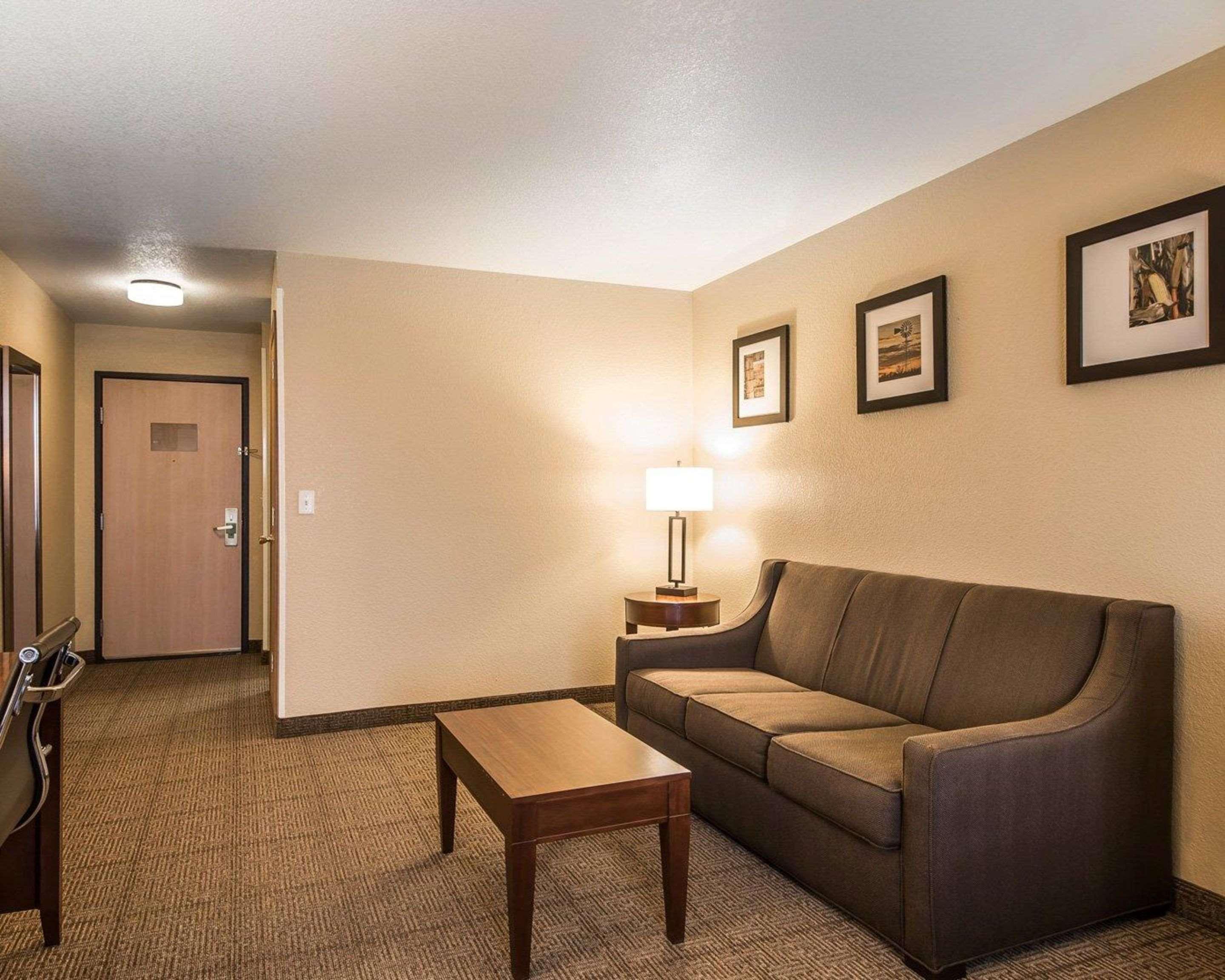 Quality Inn & Suites Bethany Buitenkant foto