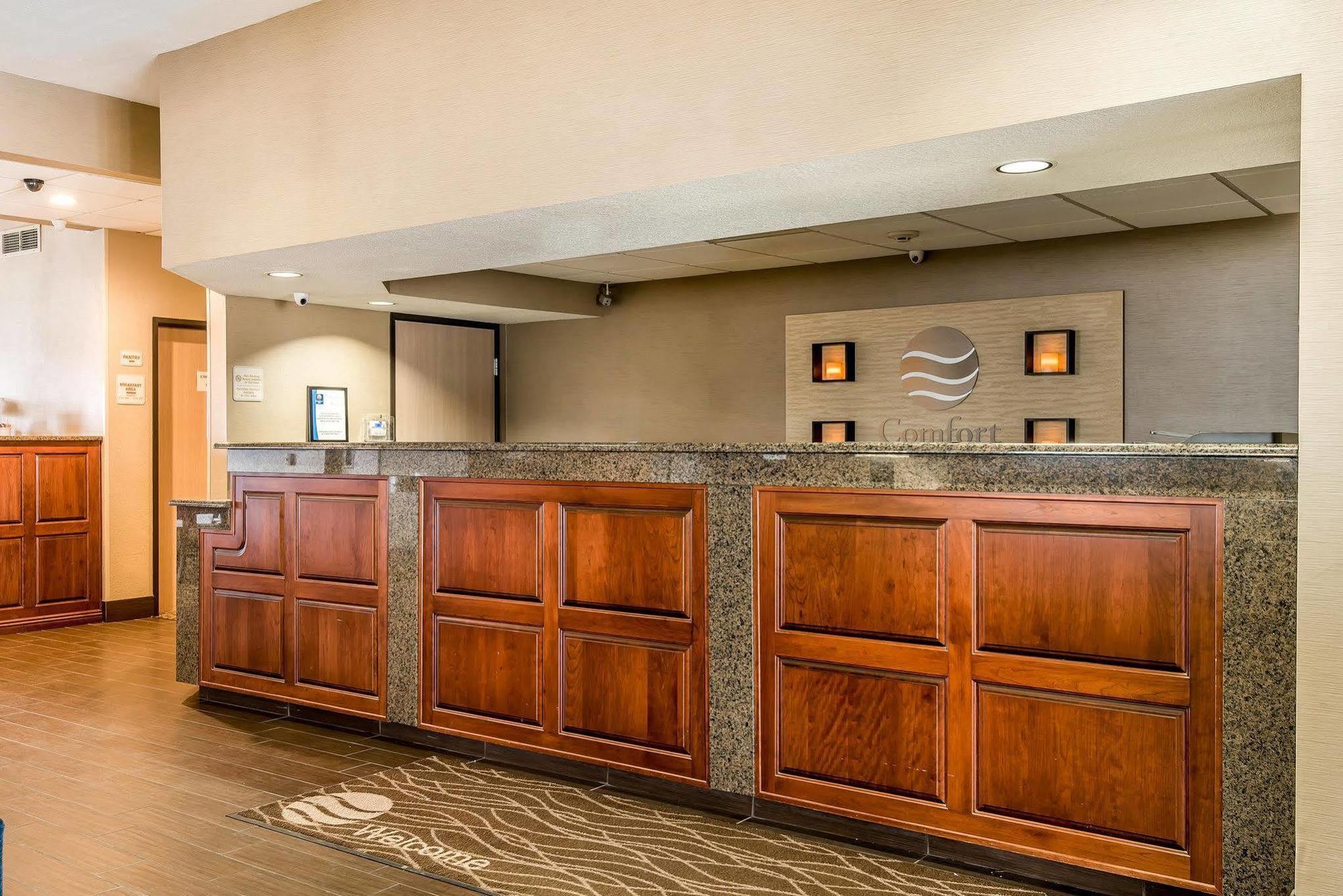 Quality Inn & Suites Bethany Buitenkant foto